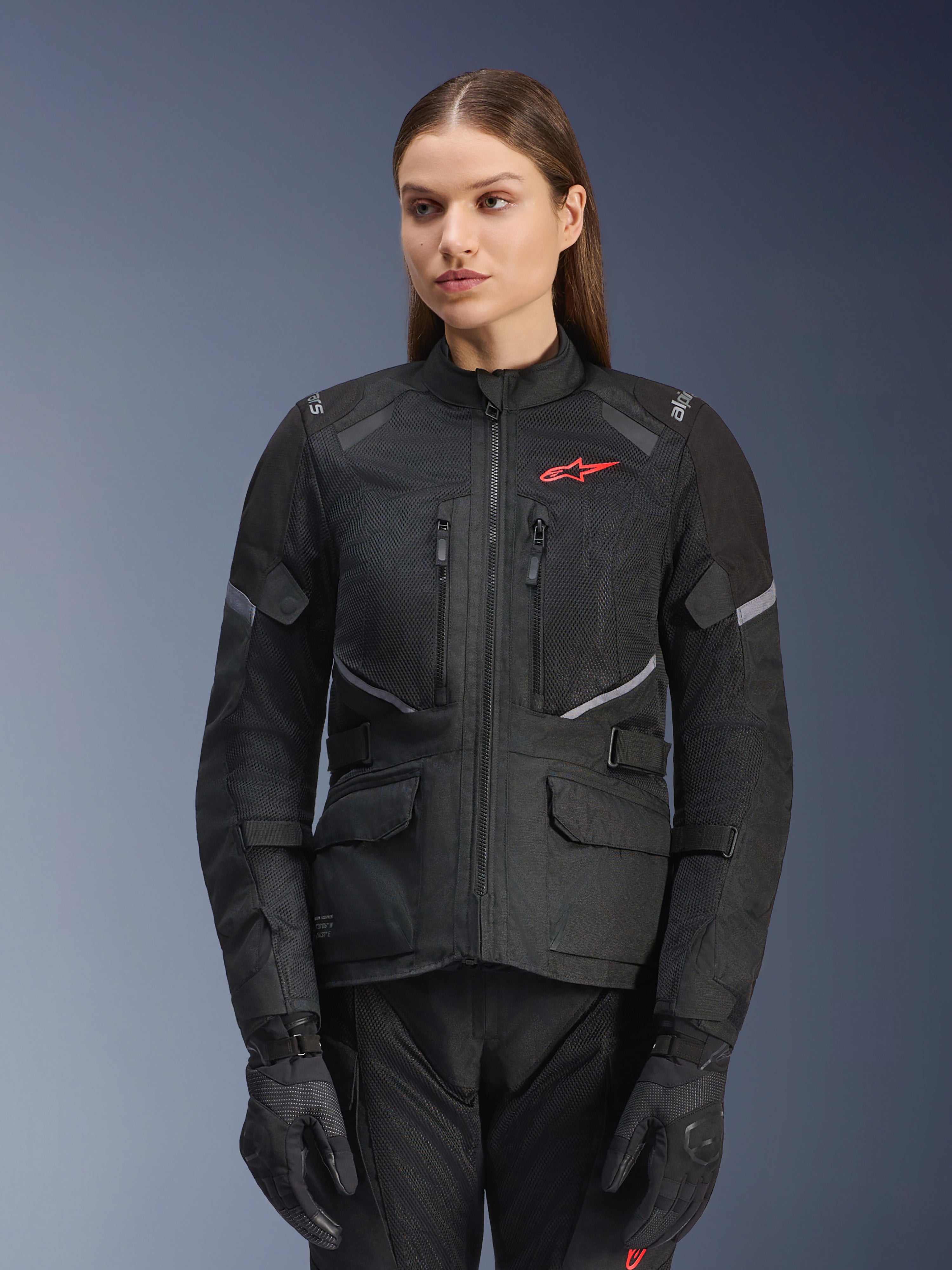 Chaqueta Alpinestars Stella Andes Air Drystar, chaqueta de moto de touring para mujer, negra con detalles grises y un pequeño logotipo rojo, con paneles de ventilación de malla, cuello alto y múltiples bolsillos prácticos, combinada con guantes y pantalones de moto a juego