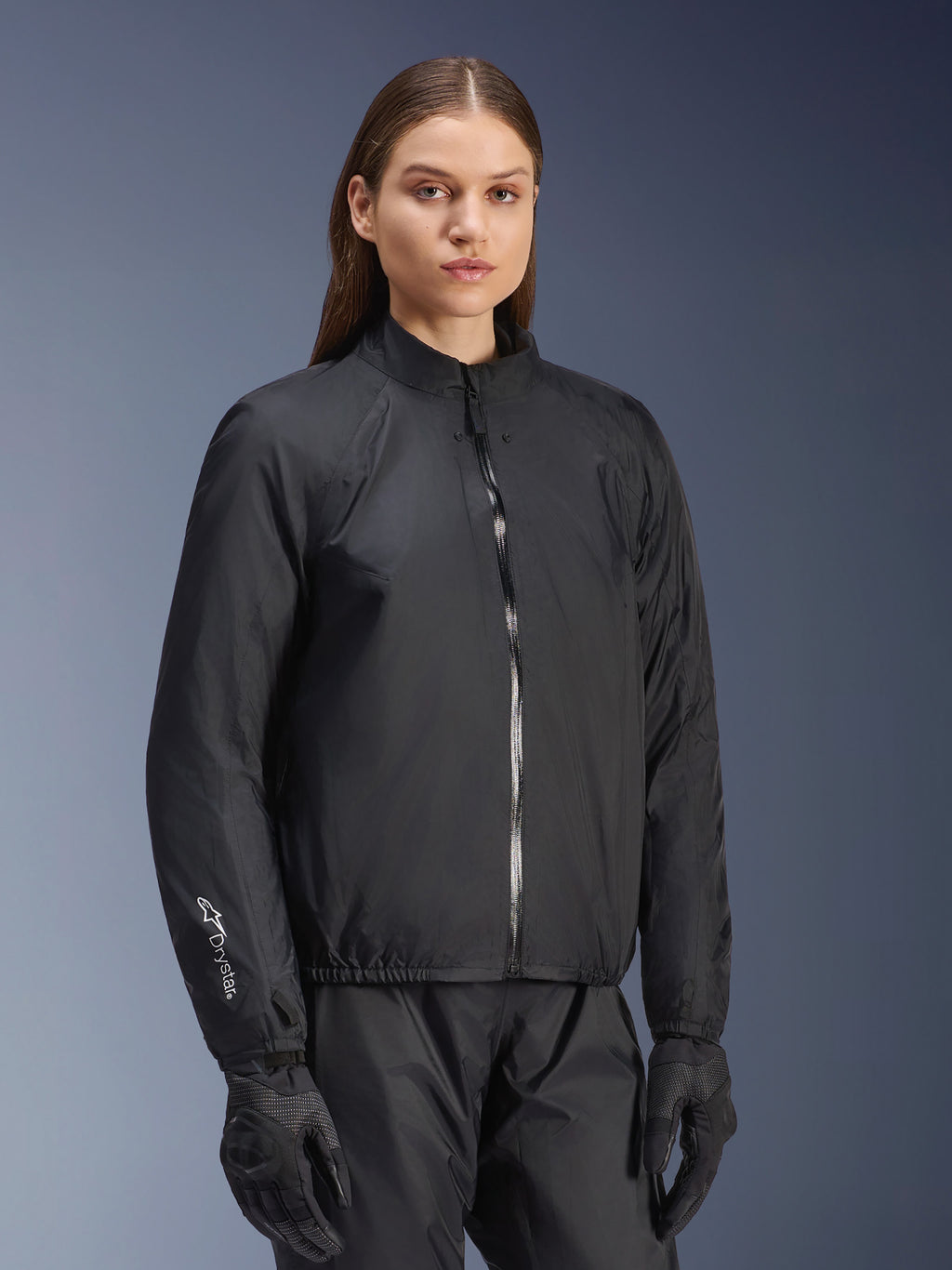 Chaqueta Alpinestars Stella Andes Air Drystar®, chaqueta de moto para mujer, negra, con la capa de membrana impermeable desmontable con cremallera frontal completa y logotipo Drystar en la manga, usada con pantalones y guantes de moto negros a juego