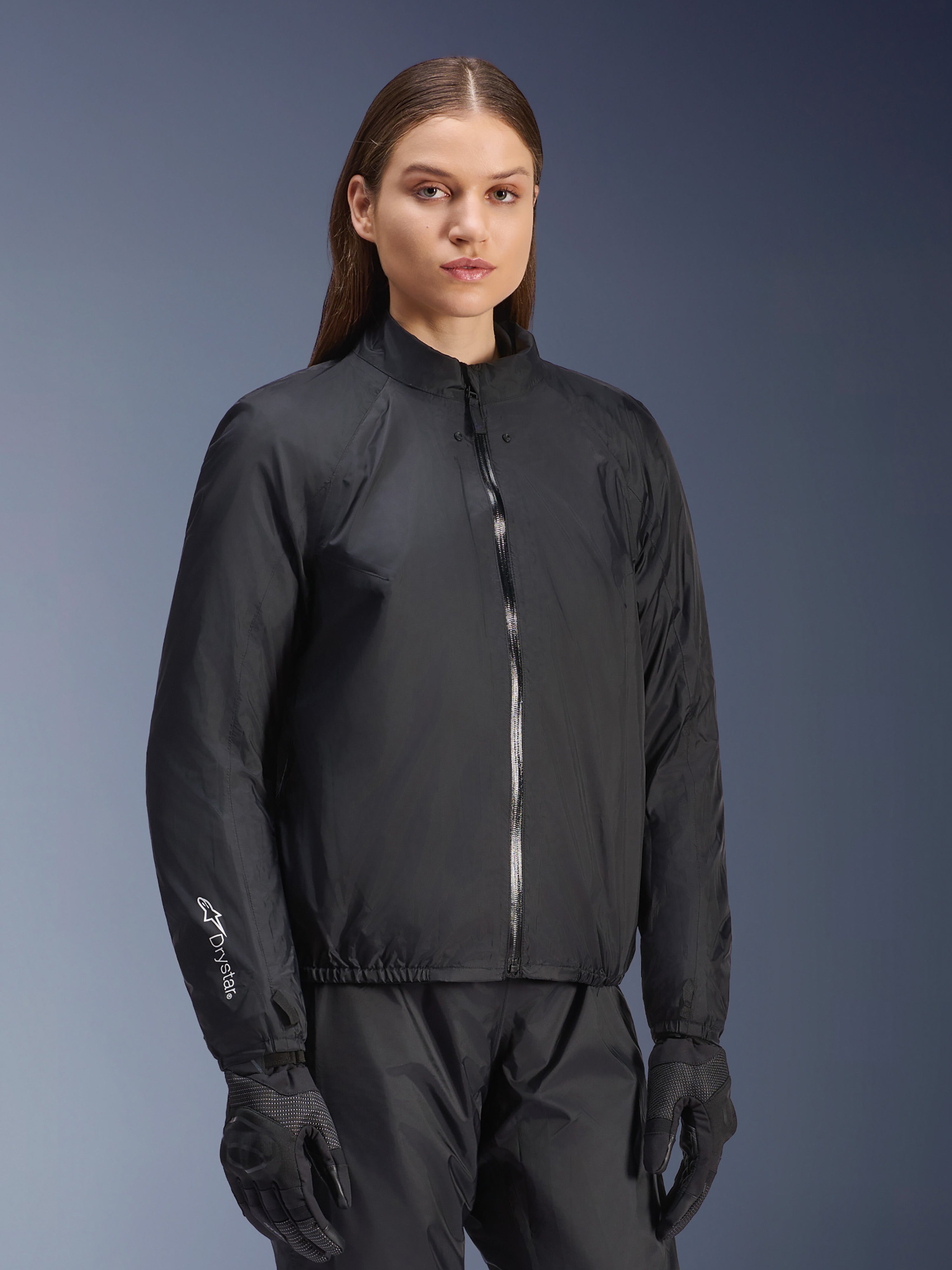 Chaqueta Alpinestars Stella Andes Air Drystar®, chaqueta de moto para mujer, negra, con la capa de membrana impermeable desmontable con cremallera frontal completa y logotipo Drystar en la manga, usada con pantalones y guantes de moto negros a juego