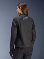 Chaqueta Alpinestars Stella Andes Air Drystar®, chaqueta de moto para mujer, negra, vista trasera que muestra el logotipo de la estrella plateada, combinada con pantalones y guantes negros, equipamiento de touring ligero e impermeable