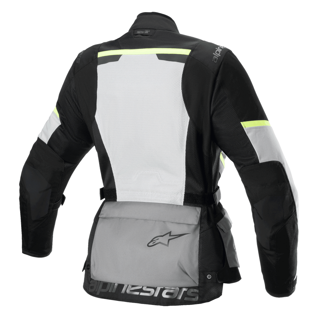 Chaqueta Alpinestars Stella Andes Air Drystar®, chaqueta de moto touring para mujer, vista trasera, gris hielo, gris oscuro y negro, con un gran panel de malla blanca en la espalda, bolsillo trasero gris con logo, detalles amarillos de alta visibilidad y construcción textil para flujo de aire y protección.