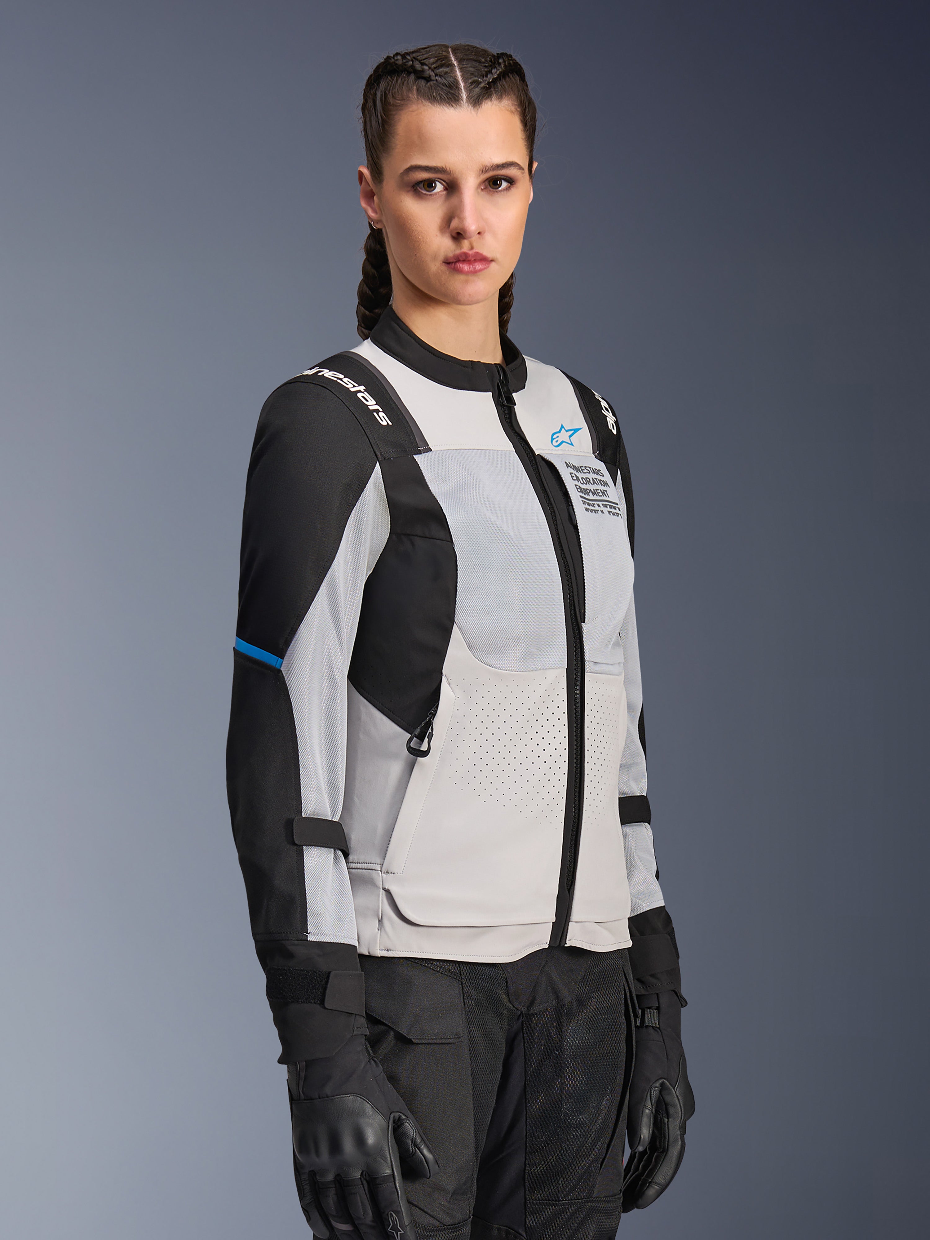 Alpinestars Stella ST-2 Air Jacket, chaqueta de moto para mujer, gris hielo y negro, grandes paneles de malla para ventilación y perforaciones cortadas con láser, marca "Alpinestars Exploration Equipment" en el pecho, equipamiento técnico para conducción en verano