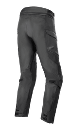 Pantalón Alpinestars Andes Air Drystar® - Largo Corto, pantalones de moto Adventure Touring en color negro, vista trasera en tres cuartos que muestra extensos paneles de malla 2D para el flujo de aire, construcción de pierna precurvada y correas ajustables en rodillas y tobillos