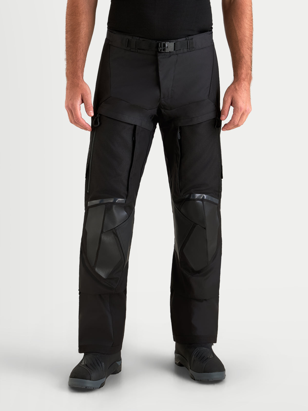 Alpinestars Harok V2 Drystar, pantalones de moto de aventura para hombre, negros, con construcción ripstop y ventilación en los muslos, vista frontal en modelo