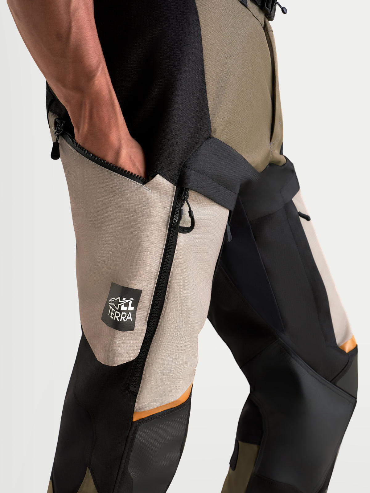 Alpinestars Harok V2 Drystar pantalones de moto de aventura, aluminio, marrón y negro, detalle de bolsillo en el muslo con logo All Terra, impermeable, en modelo