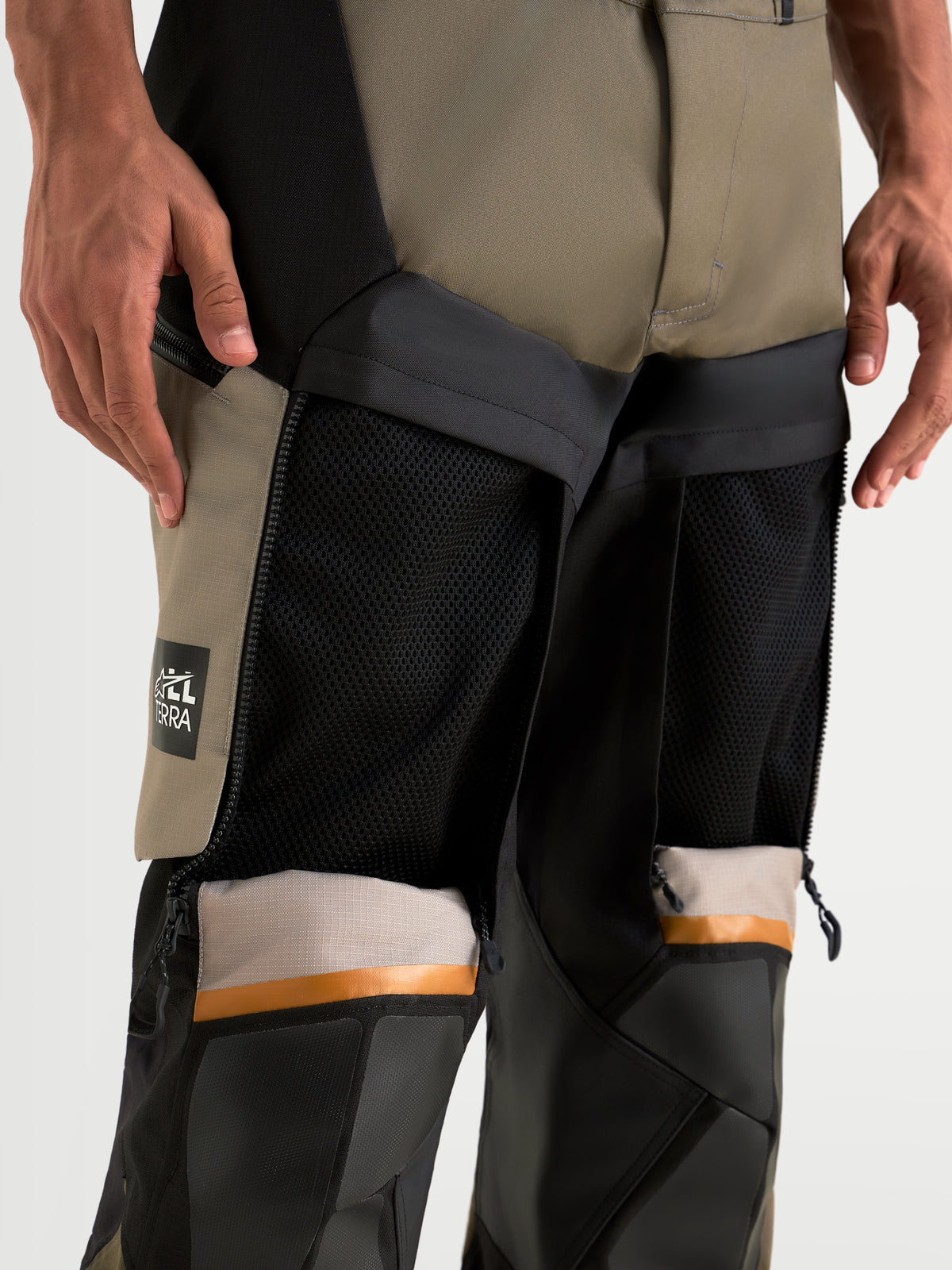 Harok V 2 Drystar Pantalones de aventura, aluminio, marrón y negro, detalle de ventilación de malla en los muslos, en modelo