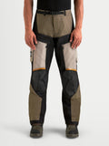 Alpinestars Harok V2 Drystar Pantalones, pantalones de moto de aventura para hombre en aluminio, nogal y negro, construcción ripstop, forro impermeable y protecciones homologadas CE, vista frontal en modelo