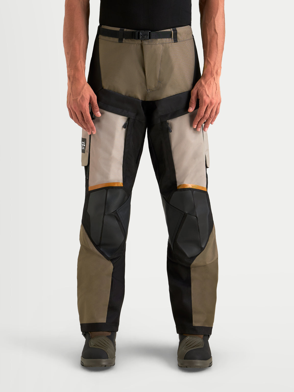 Alpinestars Harok V2 Drystar Pantalones, pantalones de moto de aventura para hombre en aluminio, nogal y negro, construcción ripstop, forro impermeable y protecciones homologadas CE, vista frontal en modelo
