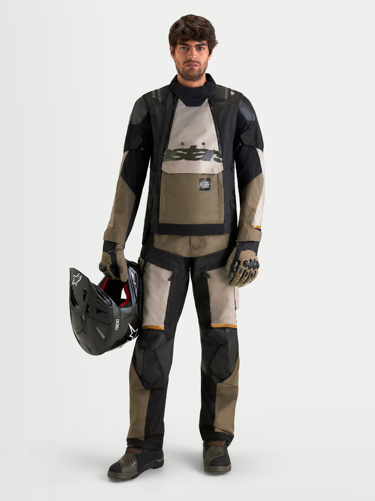 Alpinestars Harok V2 Drystar Pantalones, pantalones de moto adventure para hombre, aluminio, marrón y negro, con casco, en modelo