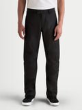 Alpinestars C-1 Waterproof Pantalones, pantalones de moto urbanos contemporáneos para hombre, de color negro, vista frontal en un modelo que lleva una camiseta blanca