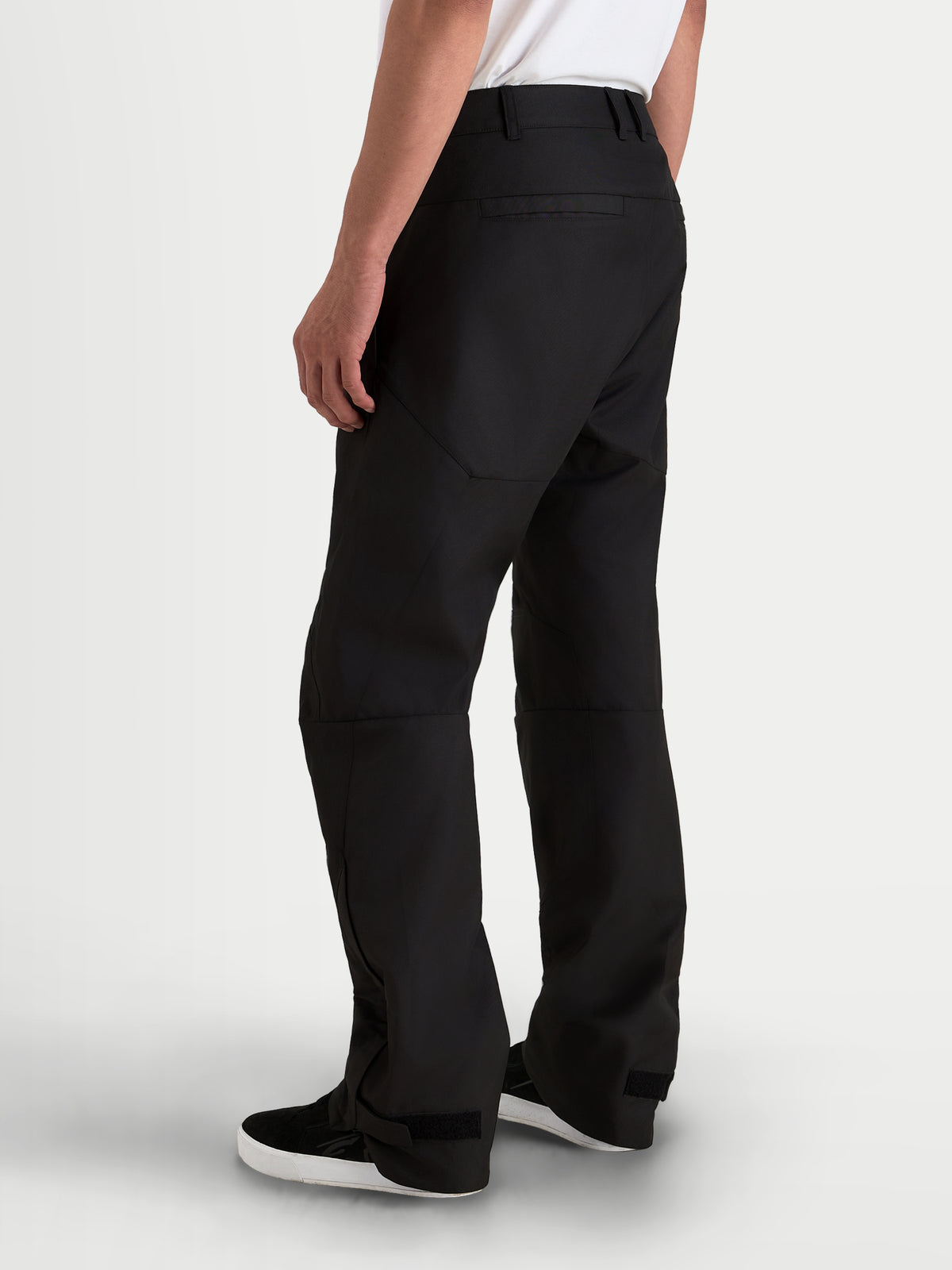 Alpinestars C-1 Waterproof Pantalones, pantalones de moto urbanos contemporáneos para hombre, negros, vista trasera en tres cuartos que muestra la construcción de tejido de poliéster y el corte recto con un modelo.