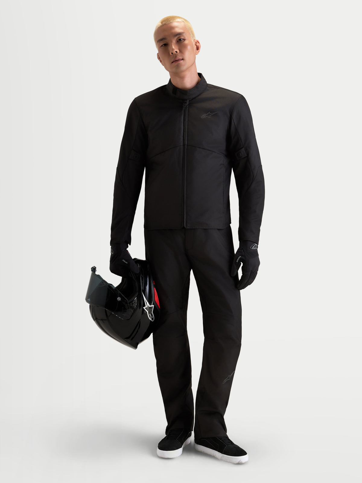 Alpinestars C-1 Waterproof Pantalones, pantalones de moto urbanos de turismo para hombre, negros, de corte recto para invierno con protección certificada CE, llevados por un modelo que sostiene un casco