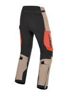 Pantalones Alpinestars Halo Pro Drystar® XF, color nogal, óxido y negro, vista trasera de pantalones de moto de aventura, con paneles en nogal y negro con detalles en naranja óxido, correas ajustables en la pantorrilla y construcción duradera para conducción todo terreno.