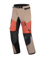 Pantalones Alpinestars Halo Pro Drystar® XF Laminated, pantalones de motociclismo de aventura, color Walnut Rust Black, con paneles en tonos canela y naranja, refuerzos negros en las rodillas, grandes ventilaciones con cremallera en los muslos y cintura ajustable con hebilla magnética
