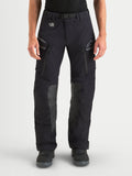 Alpinestars Maxdura Drystar XF Laminated Pantalones, pantalones de moto adventure para hombre, negros, con construcción laminada impermeable, ventilación en los muslos y paneles de rodilla de piel de cabra, vista frontal en modelo