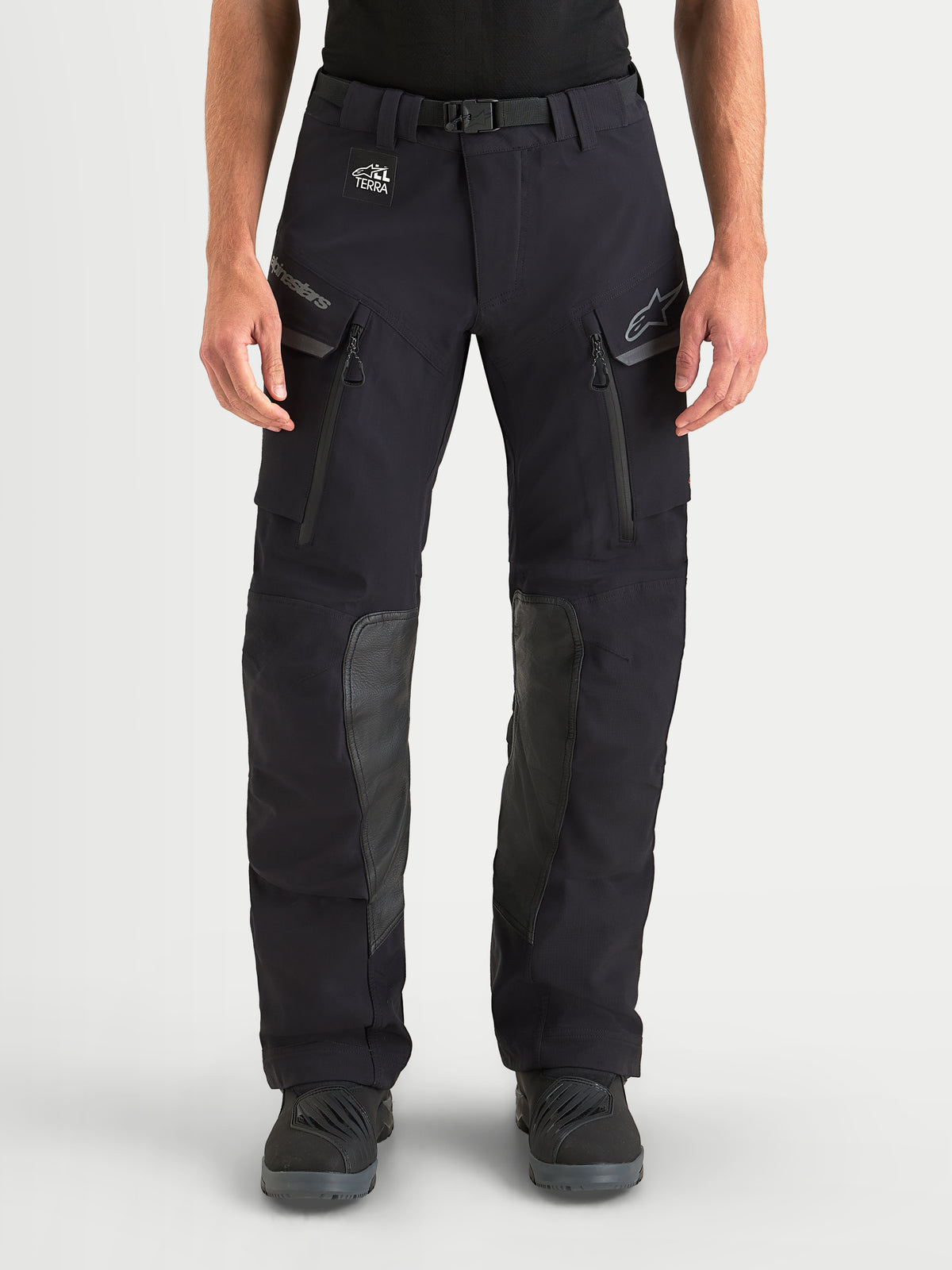 Alpinestars Maxdura Drystar XF Laminated Pantalones, pantalones de moto adventure para hombre, negros, con construcción laminada impermeable, ventilación en los muslos y paneles de rodilla de piel de cabra, vista frontal en modelo
