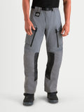 Alpinestars Maxdura Drystar XF Laminated Pantalones, pantalones de moto de aventura para hombre en gris y negro, con construcción impermeable de 3 capas y ventilaciones con cremallera en los muslos, vista frontal en modelo