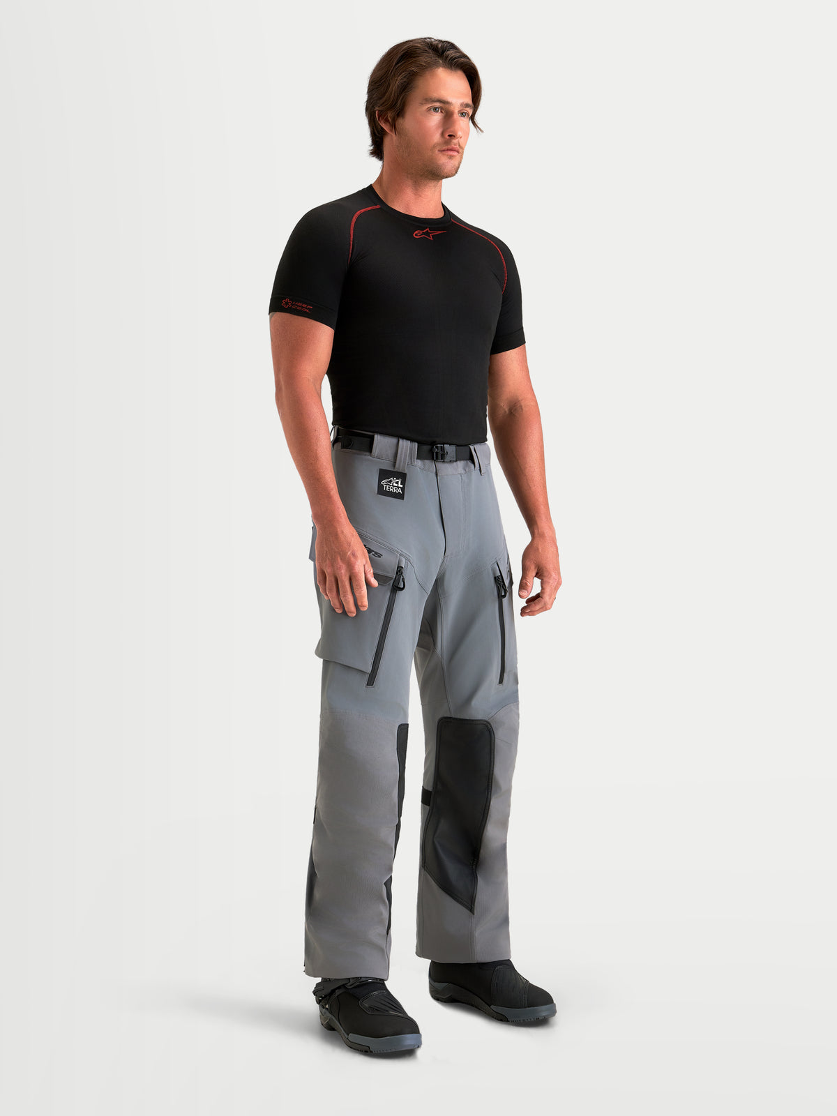 Alpinestars Maxdura Drystar XF Laminated Pantalones, pantalones de moto de aventura para hombre, en gris oscuro y negro, equipo de equitación textil impermeable con aberturas de ventilación con cremallera en los muslos y paneles protectores en las rodillas, worn by a model