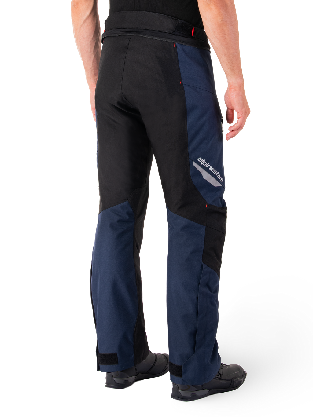 Pantalones impermeables Alpinestars St-1, azul oscuro, negro y rojo brillante, vista trasera con paneles de contraste negros, logotipo reflectante de Alpinestars en el lateral del muslo y ajuste ergonómico para turismo en motocicleta