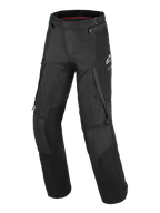 Alpinestars Andes V4 Drystar® Pants - Long, pantalones negros de moto para aventura y turismo, con grandes bolsillos de carga, paneles reforzados en las rodillas, ventilación con cremallera en los muslos y el logotipo de Alpinestars en blanco en el muslo izquierdo.
