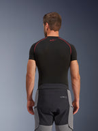 Pantalones Alpinestars Andes Pro Drystar® XF, pantalones de aventura para motociclista, gris oscuro y negro, vista trasera que muestra la construcción de la cintura y los paneles laterales grises, usados con una capa base negra con costuras rojas, equipamiento técnico de turismo para todo tipo de clima.
