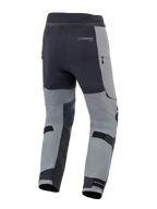 Pantalones Alpinestars Andes Pro Drystar® XF, pantalones de motociclismo de aventura, gris oscuro y negro, vista trasera con correas ajustables en la pantorrilla, logotipo de Alpinestars y detalles de cremalleras impermeables
