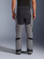 Pantalones Alpinestars Andes Pro Drystar® XF, vista trasera, gris oscuro y negro, pantalones de motociclismo de aventura con paneles reforzados negros en el asiento, logotipo trasero de Alpinestars y correas ajustables detrás de las rodillas y en los tobillos para un ajuste seguro.