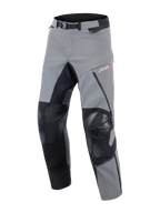 Alpinestars Andes Pro Drystar® XF Pants, pantalones de motociclismo para turismo de aventura, gris oscuro y negro, con paneles reforzados negros en rodillas y parte interna de la pierna, hebilla magnética en la cintura y logotipo Drystar XF en el muslo, diseño técnico para condiciones climáticas extremas.