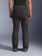 Pantalones Alpinestars Cusco Drystar®, pantalones de aventura para motocicleta, negro, vista trasera que muestra paneles articulados, ventilaciones con cremallera en los muslos y puños ajustables en los tobillos, diseñados para touring y conducción off-road