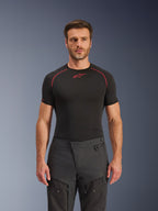 Pantalones Alpinestars Cusco Drystar®, pantalones de moto para aventura, negros, construcción en tejido técnico con ventilación con cremallera y paneles ripstop, usados por un modelo masculino con una camiseta de capa base Alpinestars negra para un look de aventura completo