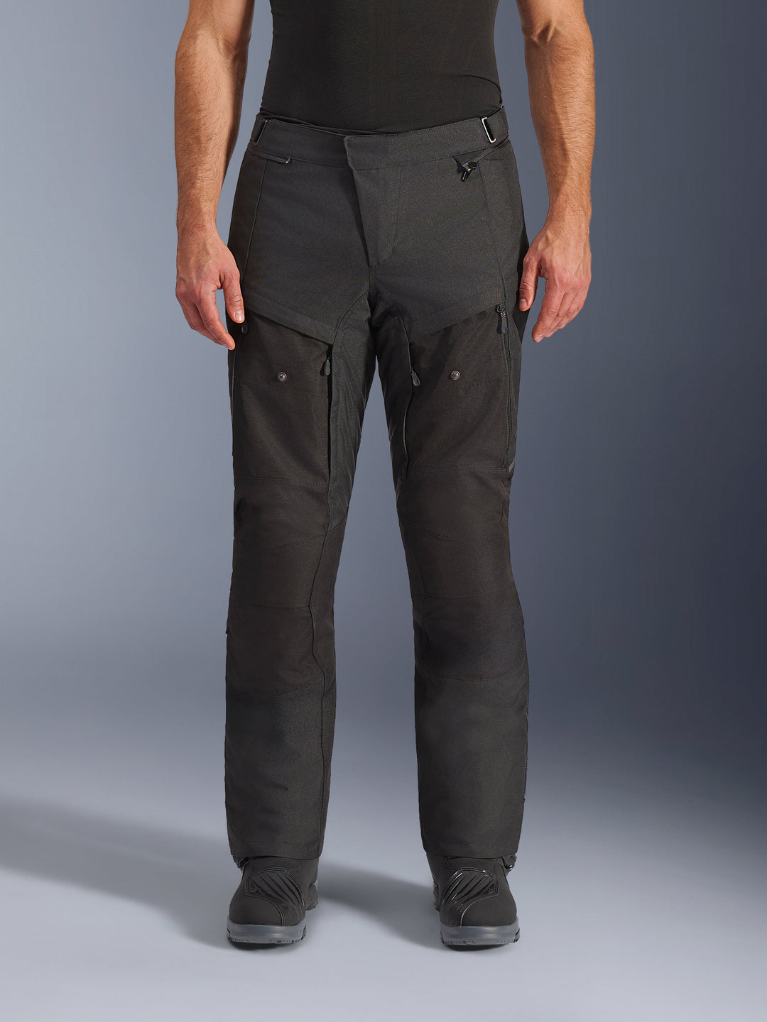 Pantalones Alpinestars Cusco Drystar®, pantalones de moto de aventura, negros, vista frontal, con ventilación con cremallera en los muslos y cintura ajustable, construcción duradera en tejido ripstop y 600D, usados con botas negras