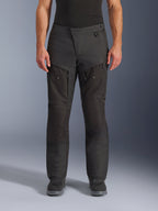 Pantalones Alpinestars Cusco Drystar®, pantalones de moto de aventura, negros, vista frontal, con ventilación con cremallera en los muslos y cintura ajustable, construcción duradera en tejido ripstop y 600D, usados con botas negras