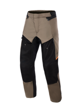 Pantalones Alpinestars Cusco Drystar®, pantalones de moto adventure en Walnut Black, vista frontal, con paneles en marrón nogal y negro con detalles en naranja, amplias aberturas de ventilación con cremallera en los muslos y construcción textil duradera.