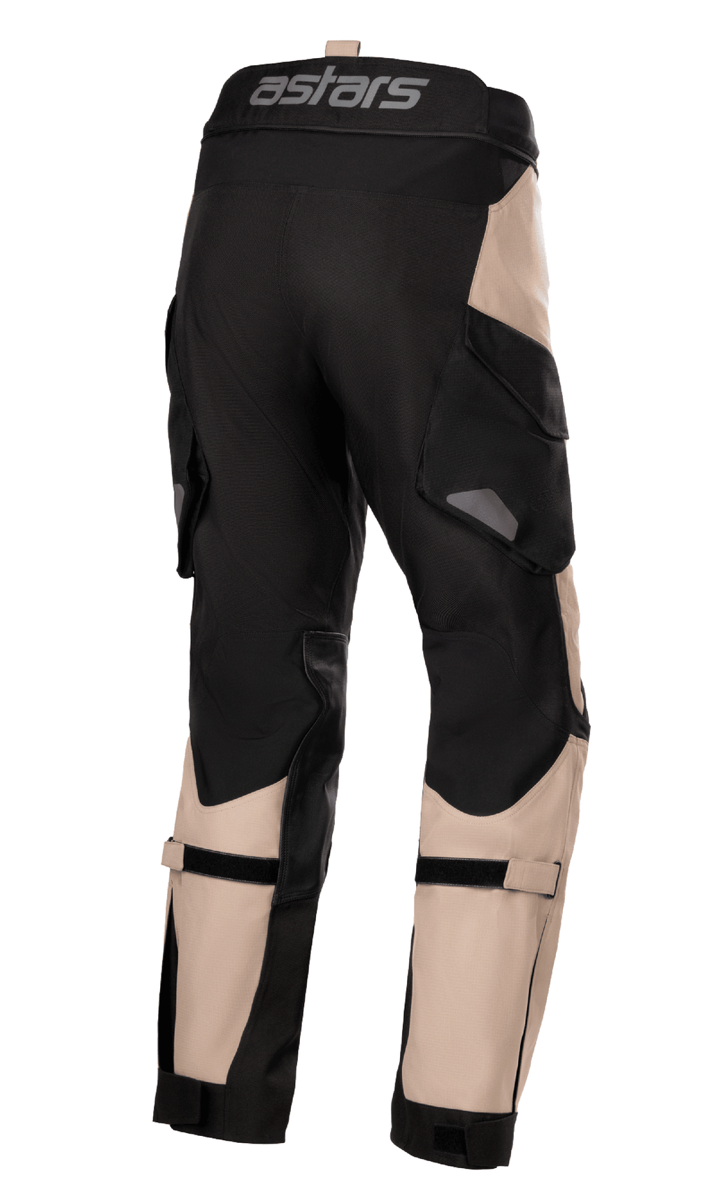 Pantalones Alpinestars Halo Drystar®, pantalones adventure touring, caqui oscuro y negro, vista trasera que muestra la marca 'astars' en la cintura, grandes bolsillos cargo y correas ajustables en las pantorrillas, diseño textil duradero para motociclismo multiestación