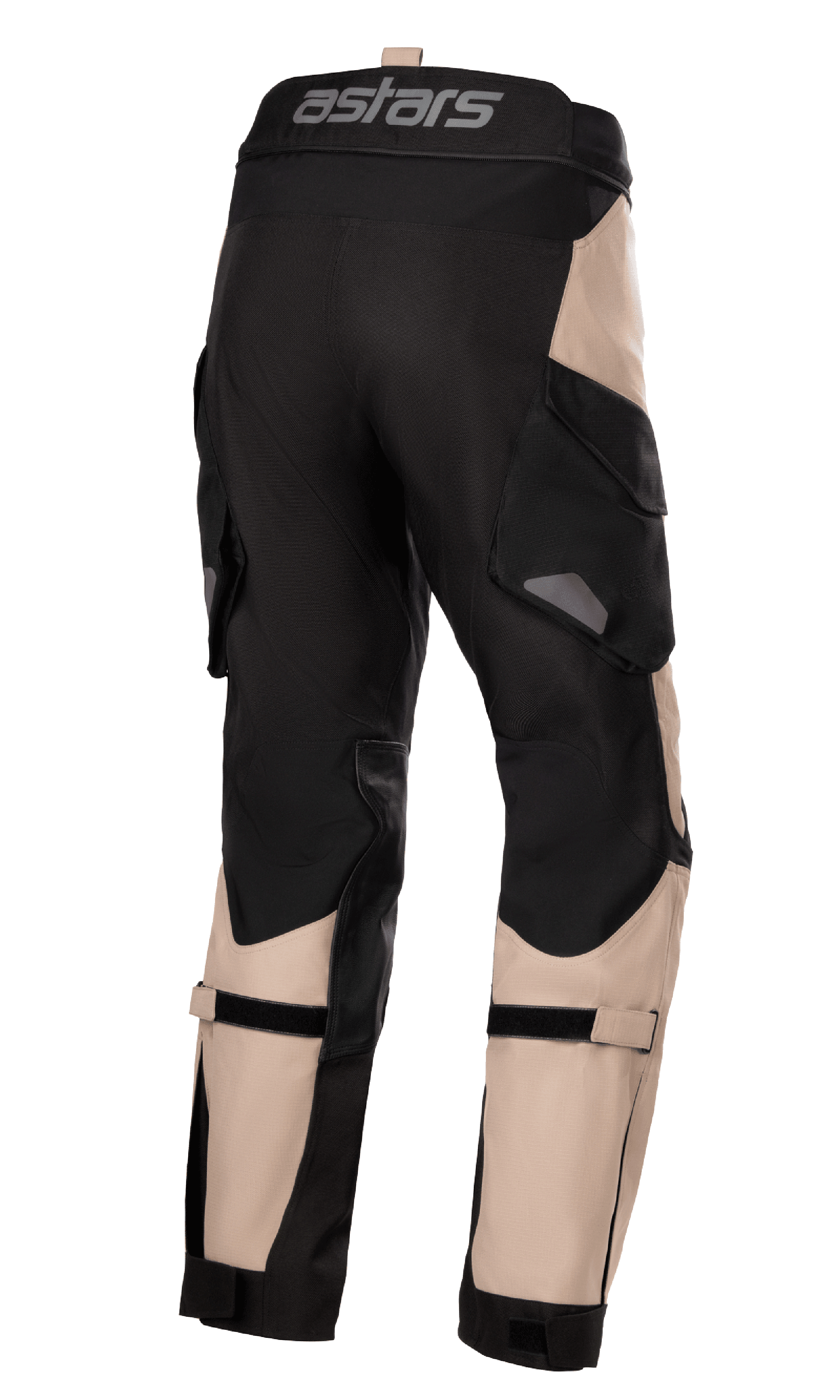 Pantalones Alpinestars Halo Drystar®, pantalones adventure touring, caqui oscuro y negro, vista trasera que muestra la marca 'astars' en la cintura, grandes bolsillos cargo y correas ajustables en las pantorrillas, diseño textil duradero para motociclismo multiestación