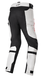Honda Bogota' Pro Drystar® Pants, pantalones de moto Adventure Touring, gris hielo y negro, vista trasera con paneles negros reforzados en el asiento y el interior de las piernas, logotipos rojos laterales y correas ajustables en las pantorrillas para un ajuste seguro.