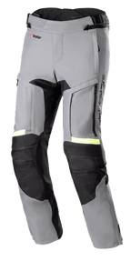 Alpinestars Bogota Pro Drystar 3 Seasons, pantalones de moto para adventure touring en gris oscuro y negro, con detalles reflectantes amarillo neón, paneles de ventilación con cremallera en los muslos, rodillas elásticas tipo acordeón y paneles de protección reforzados