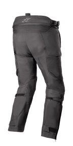 Alpinestars Bogotá Pro Drystar® 4 Seasons Pants - Short, pantalones de motociclismo adventure touring, negros, vista trasera que muestra cintura alta con logotipo, panel de acordeón elástico, correas ajustables en las pantorrillas y construcción de tejido técnico.
