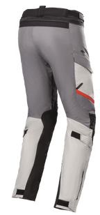 Pantalones Alpinestars Andes V3 Drystar®, pantalones de motociclismo touring, gris hielo y gris oscuro, con paneles de refuerzo negros y un detalle rojo en el bolsillo, correas ajustables en la cintura y las pantorrillas, construcción textil duradera para conducción de aventura