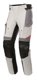 Alpinestars Andes V3 Drystar® Pants, pantalones de moto para turismo de aventura, gris hielo y gris oscuro con detalles en negro, paneles de rodilla reforzados, bolsillos estilo cargo y correa de cintura ajustable, material textil duradero con detalles en rojo