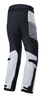 Pantalones Alpinestars Andes Air Drystar®, pantalones de moto para turismo de aventura, gris hielo, gris oscuro y negro, vista trasera con paneles de malla transpirable para ventilación y correas ajustables en las pantorrillas, diseño textil técnico para conducción en dos estaciones