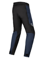 Pantalones Alpinestars Stella ST-1 Waterproof, textil azul oscuro y negro con detalles en rojo brillante, vista trasera de tres cuartos que destaca la construcción duradera y el ajuste ergonómico para turismo de aventura para mujer.