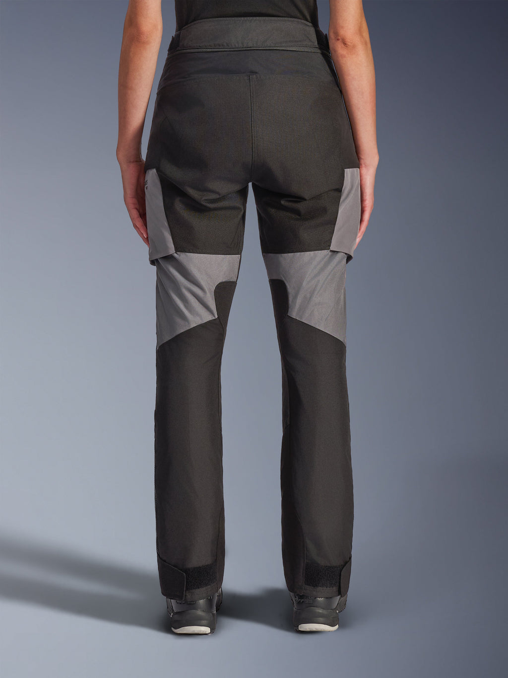 Pantalones Alpinestars Stella Andes V4 Drystar®, pantalones de moto para mujer, negro y gris oscuro, vista trasera con construcción textil duradera, paneles grises en los muslos y la parte inferior de las piernas, diseñados para conducción de aventura y carretera