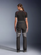 Pantalones Alpinestars Stella Andes V4 Drystar®, pantalones de moto para mujer, negro y gris oscuro, vista trasera que muestra los refuerzos de ripstop grises y el diseño ergonómico, usados con una capa base técnica negra, equipamiento de conducción adventure touring