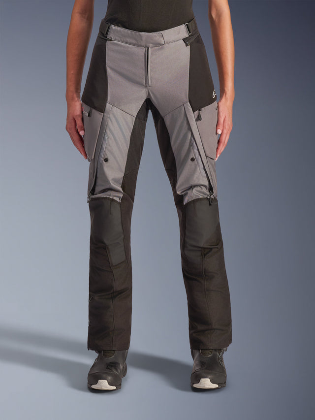 Alpinestars Stella Andes V4 Drystar, pantalones de motociclismo de turismo para mujer, grises y negros, vista frontal con ventilaciones con cremallera en los muslos, bolsillos cargo y rodillas reforzadas, diseñados para aventura en cualquier clima