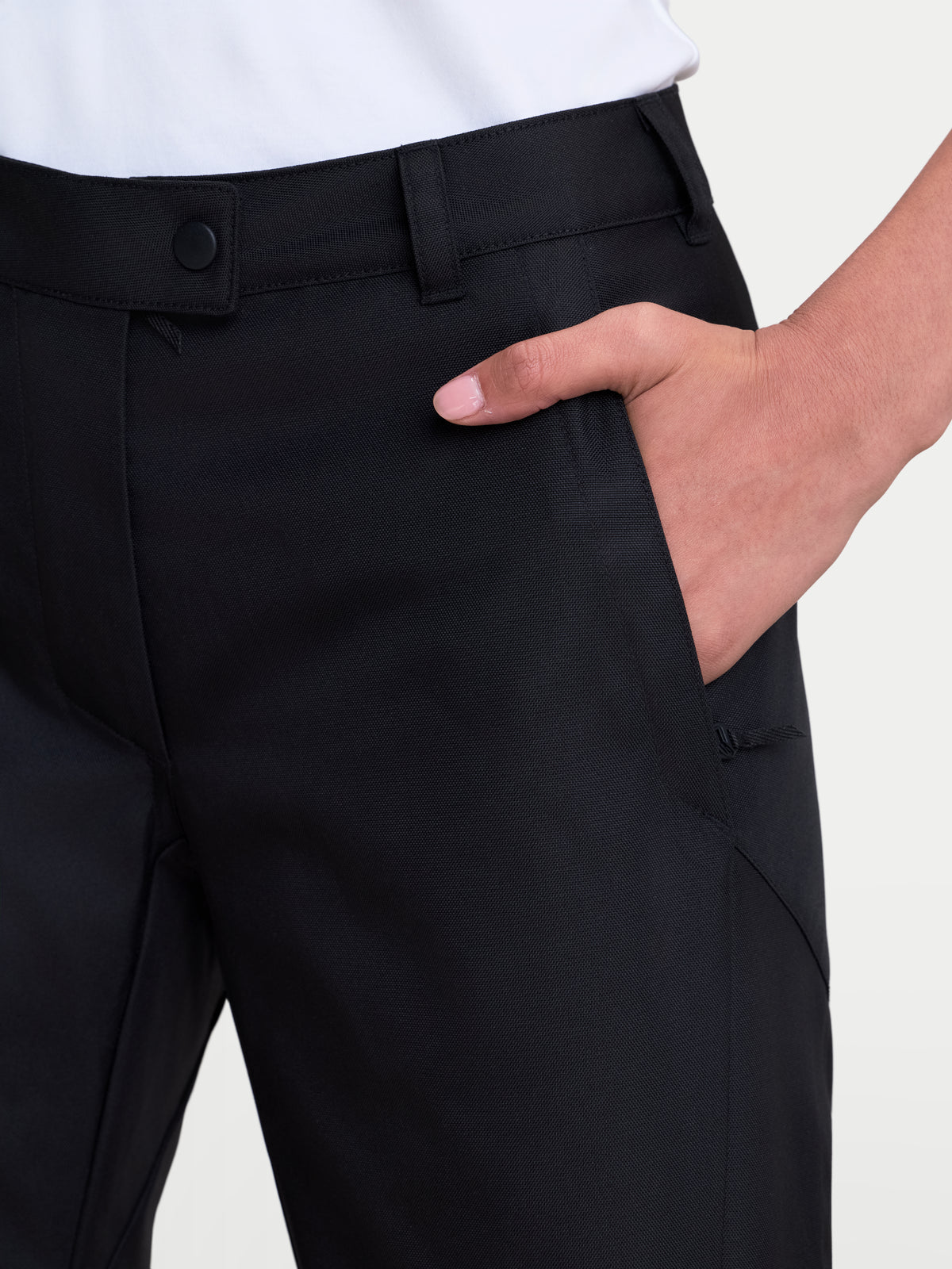 Alpinestars Stella C-1 Waterproof Pantalones, pantalones de moto urbanos para mujer, negros, vista de cerca con detalle de las trabillas para el cinturón y los bolsillos frontales con cremallera en modelo