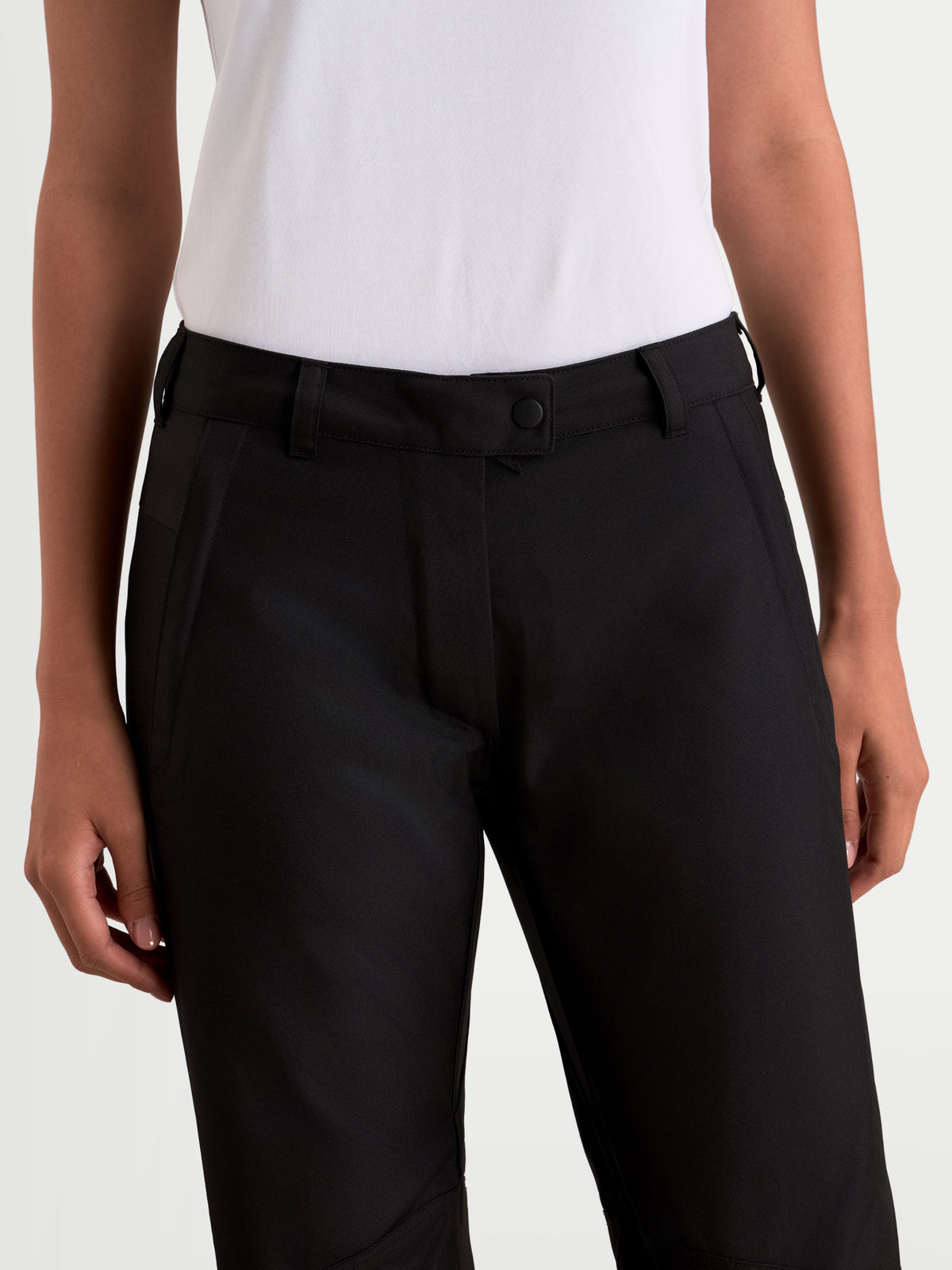 Alpinestars Stella C-1 Waterproof Pantalones, pantalones de moto urbanos para mujer, negros, vista de cerca centrada en la cintura y el diseño de las presillas para cinturón en modelo