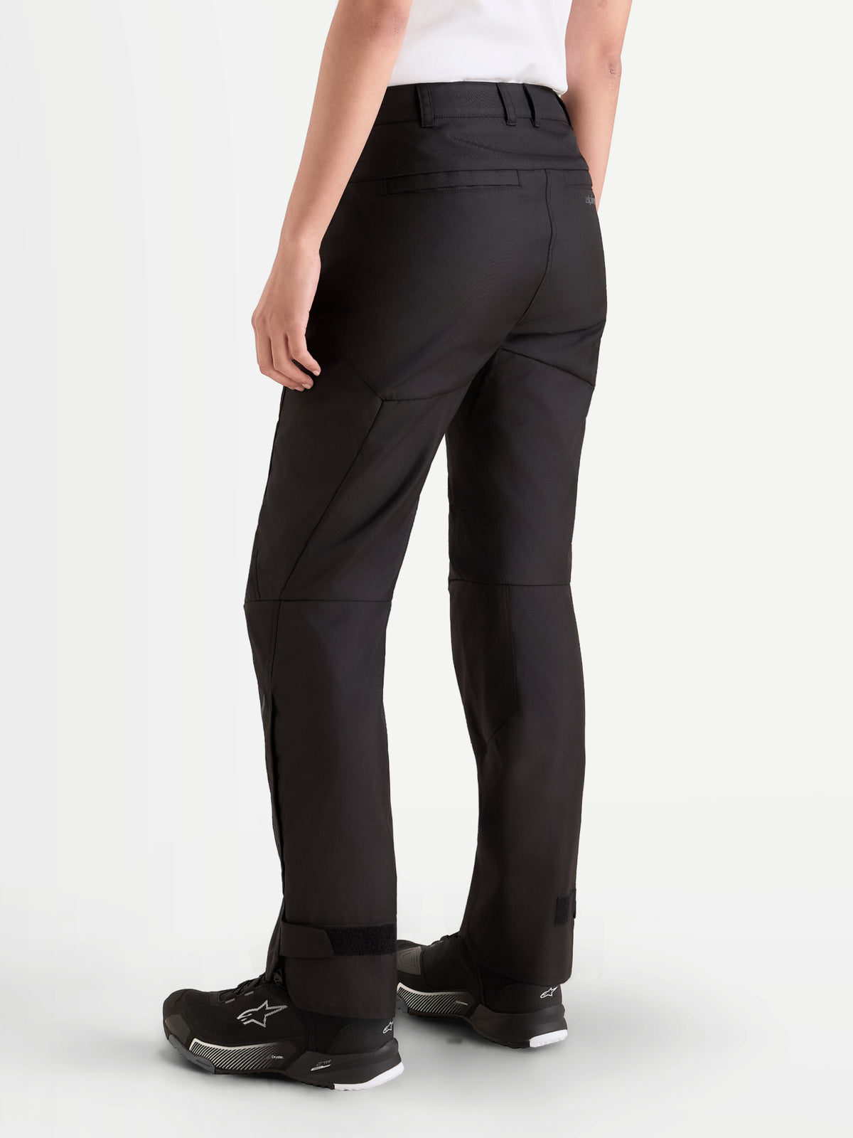 Alpinestars Stella C-1 Waterproof Pantalones, pantalones de moto urbanos para mujer, negros, construcción en poliéster 450D resistente, diseño con trabillas para cinturón y corte recto, vista trasera en modelo
