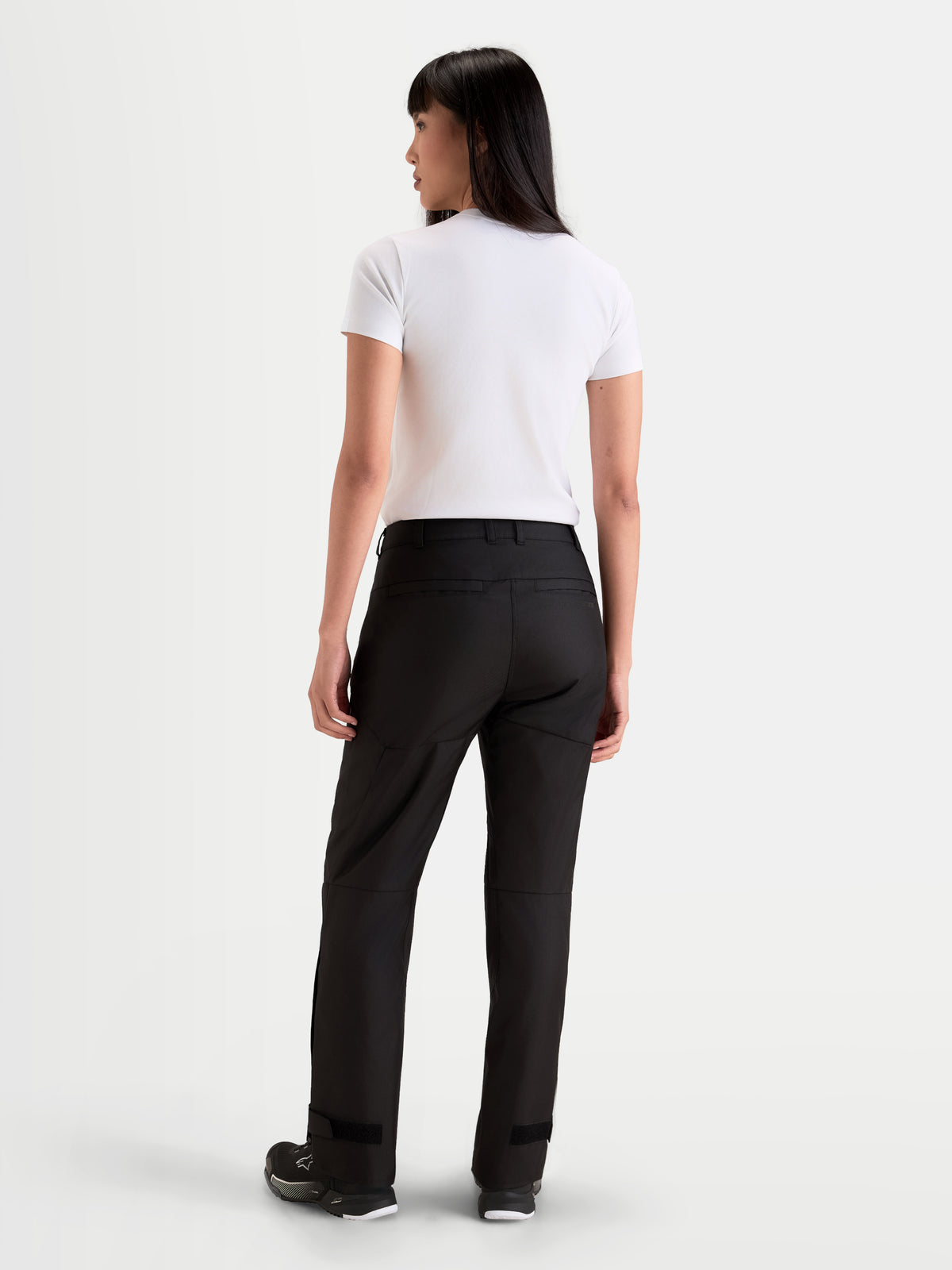 Alpinestars Stella C 1 Waterproof Pantalones, pantalones de moto urbanos para mujer, negros, con construcción de tejido resistente y protección contra la intemperie, vista trasera en modelo