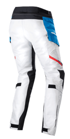 Alpinestars Stella Honda Andes V3 Drystar® Pants para mujer, pantalones de moto adventure touring, gris hielo, azul y rojo brillante, vista trasera que muestra la construcción textil gris hielo, bolsillo lateral azul con logotipo blanco, cintura negra y franjas decorativas rojas